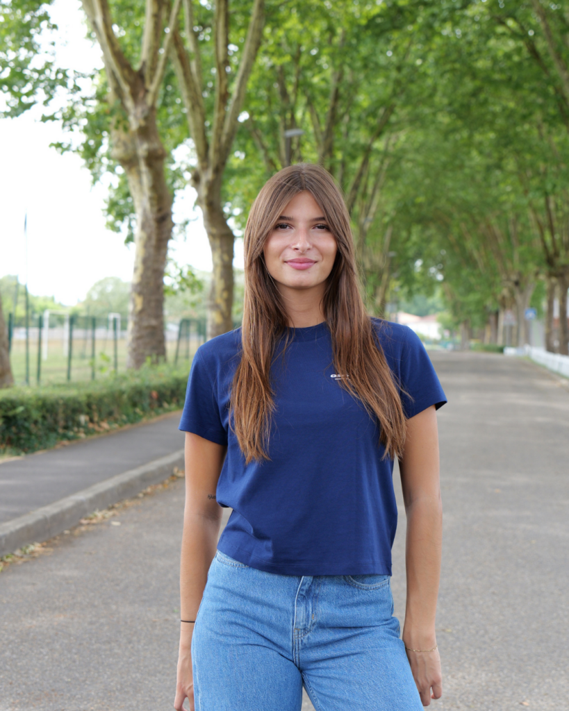 Femme portant un t-shirt bleu marine et un jean Carhartt