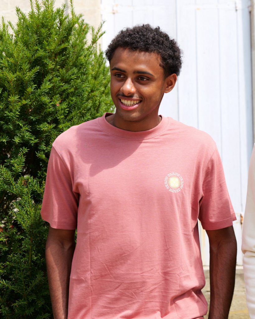 Homme portant un t-shirt rose de la marque Oxbow