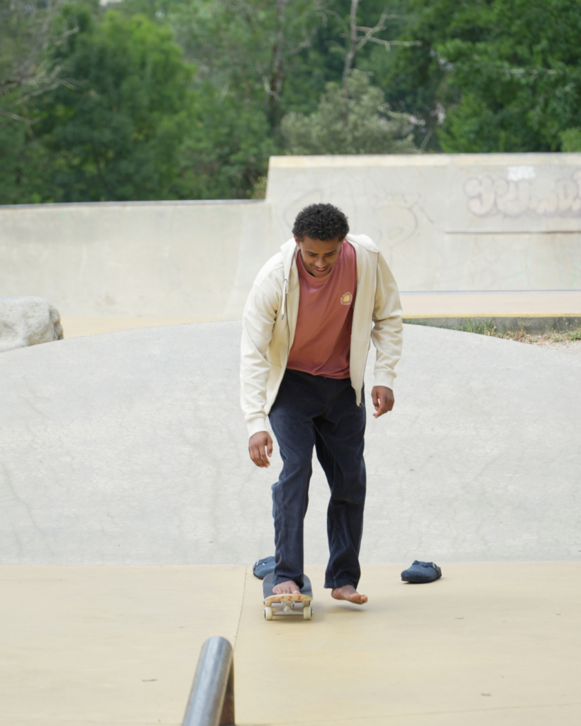 Homme portant une tenue streetwear de la marque Oxbow dans un skatepark