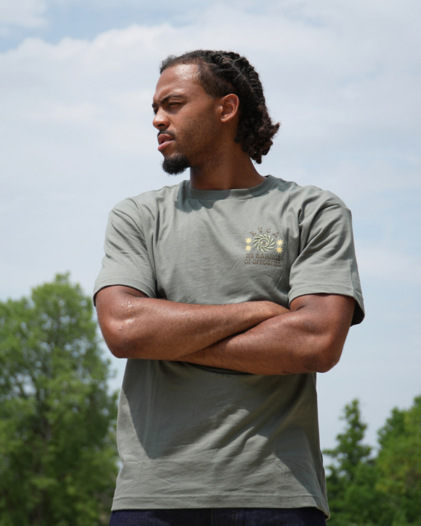 Homme portant un t-shirt vert de la marque RVCA